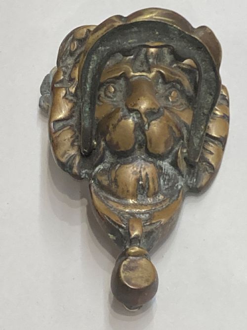 19TH CENTURY LIONS MASK BRASS DOOR KNOCKER - ADDITIONAL PHOTO 1