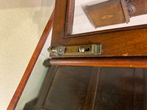 SMALL VICTORIAN MAHOGANY GLAZED DOOR HANGING CABINET - ADDITIONAL PHOTO 4