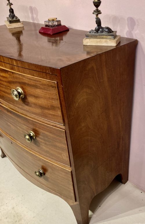 GEORGIAN MAHOGANY BOW FRONTED CHEST OF DRAWERS - ADDITIONAL PHOTO 3