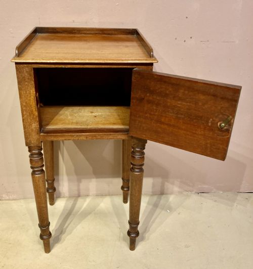 LATE GEORGIAN MAHOGANY BEDSIDE TABLE - ADDITIONAL PHOTO 1