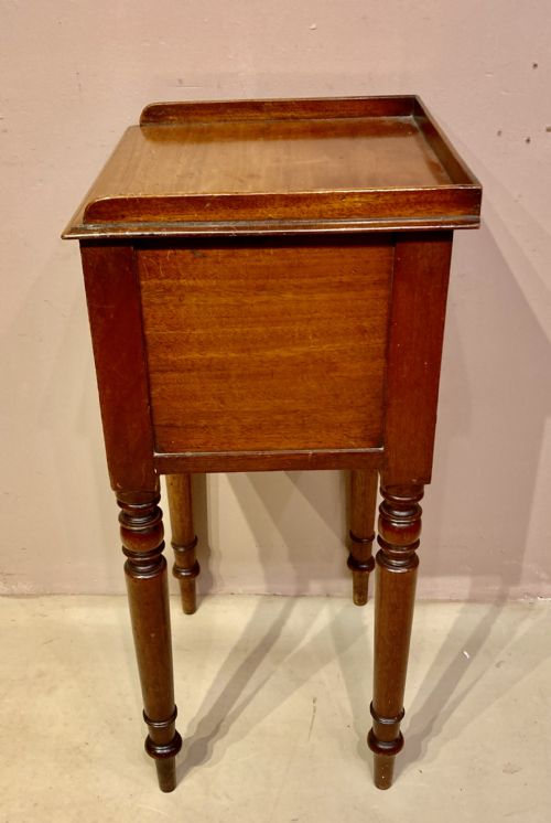 LATE GEORGIAN MAHOGANY BEDSIDE TABLE - ADDITIONAL PHOTO 2
