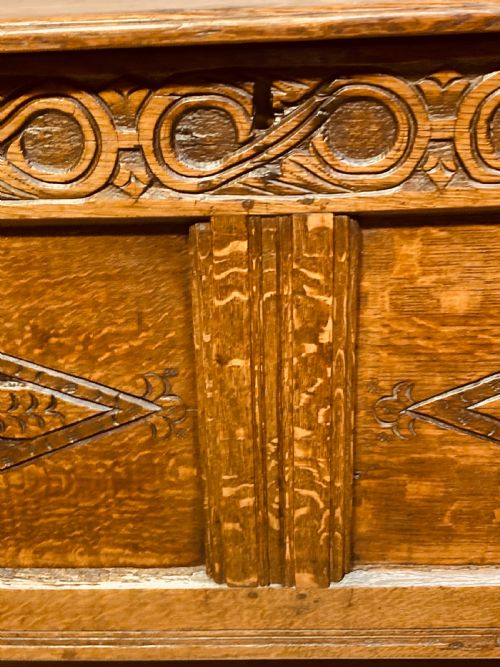 17TH CENTURY CARVED OAK COFFER - ADDITIONAL PHOTO 3