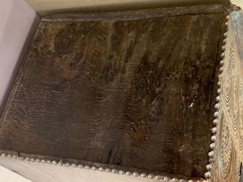 A 17TH CENTURY OAK SIX PLANK BOX - ADDITIONAL PHOTO 3