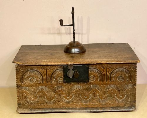 A 17TH CENTURY OAK SIX PLANK BOX - ADDITIONAL PHOTO 7