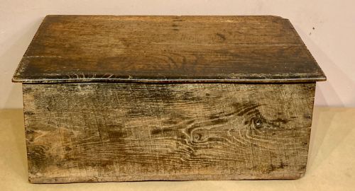 A 17TH CENTURY OAK SIX PLANK BOX - ADDITIONAL PHOTO 10