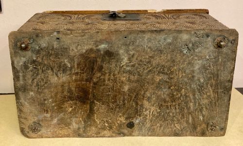 A 17TH CENTURY OAK SIX PLANK BOX - ADDITIONAL PHOTO 11