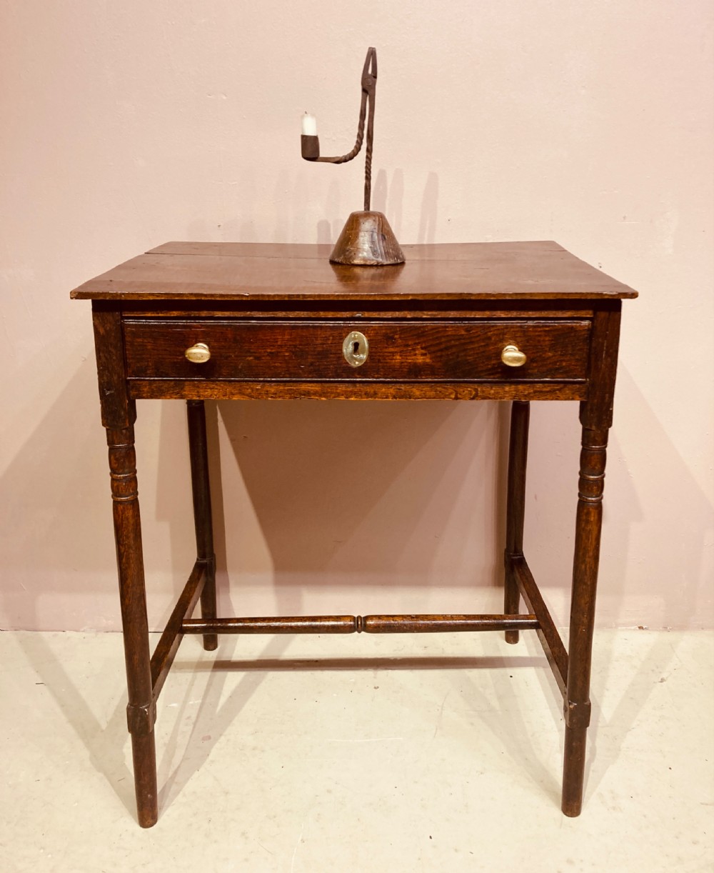 Georgian oak turned leg side table.