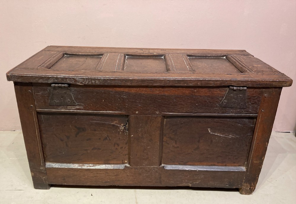Small 17th century oak coffer. View VI