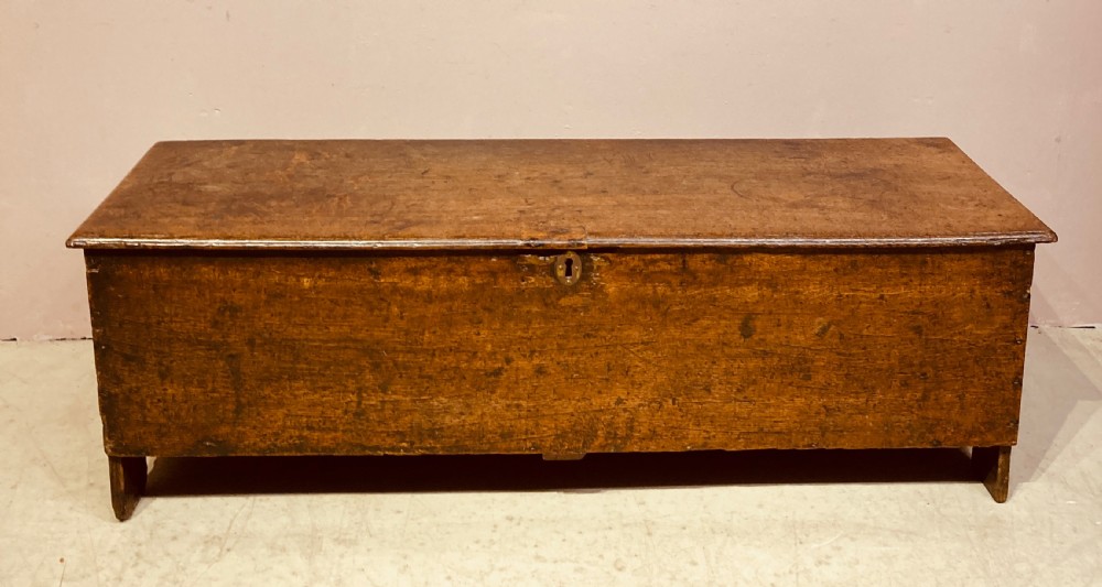 Antique oak plank coffer. View VII