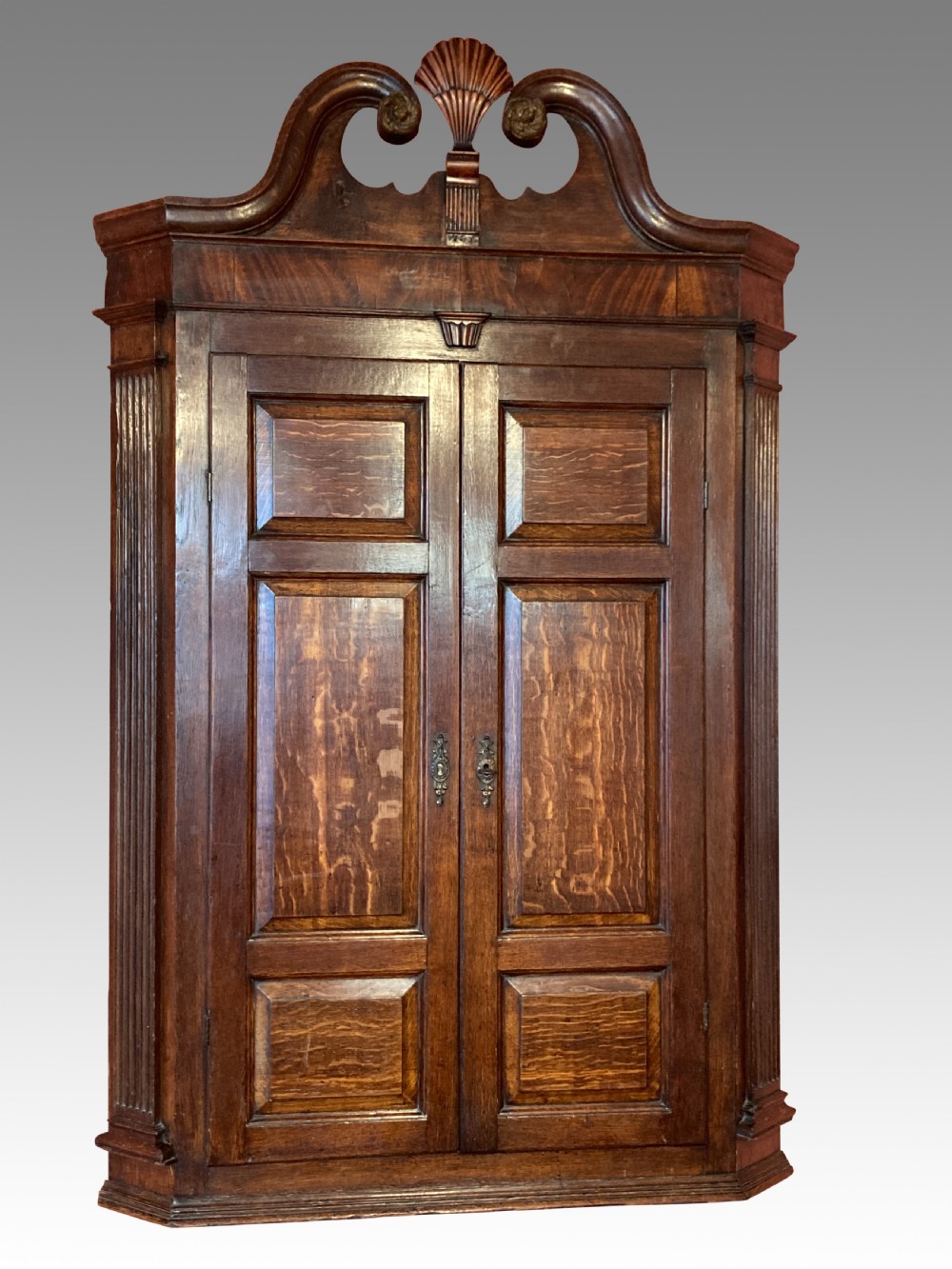 Georgian oak hanging corner cabinet.