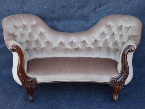 Very Pretty Victorian Walnut Sofa/couch