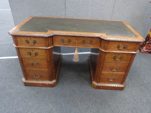 Good Quality Oak Pedestal Desk