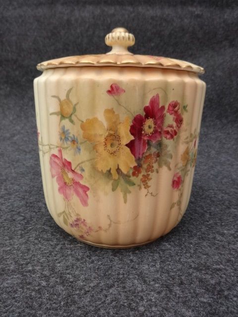 Royal Worcester Blush Ivory Biscuit Barrel 



Royal Worcester Blush Ivory Biscuit Barel