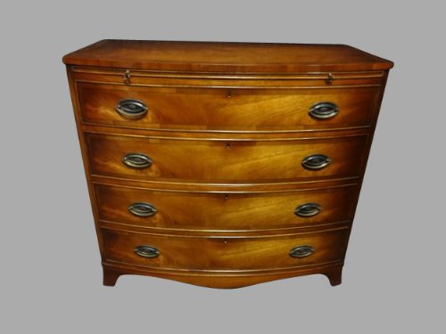 Very Good Bowed Mahogany Chest of Drawers with Brushing Slide