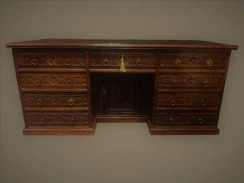 Outstanding Victorian Oak Kneehole Desk