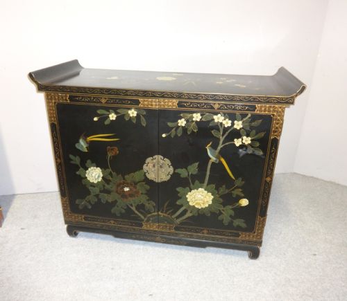 Pretty Oriental Laquered Cabinet