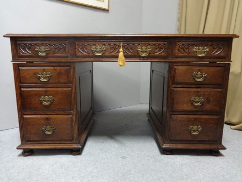 Superb Victorian Oak Pedestal Desk