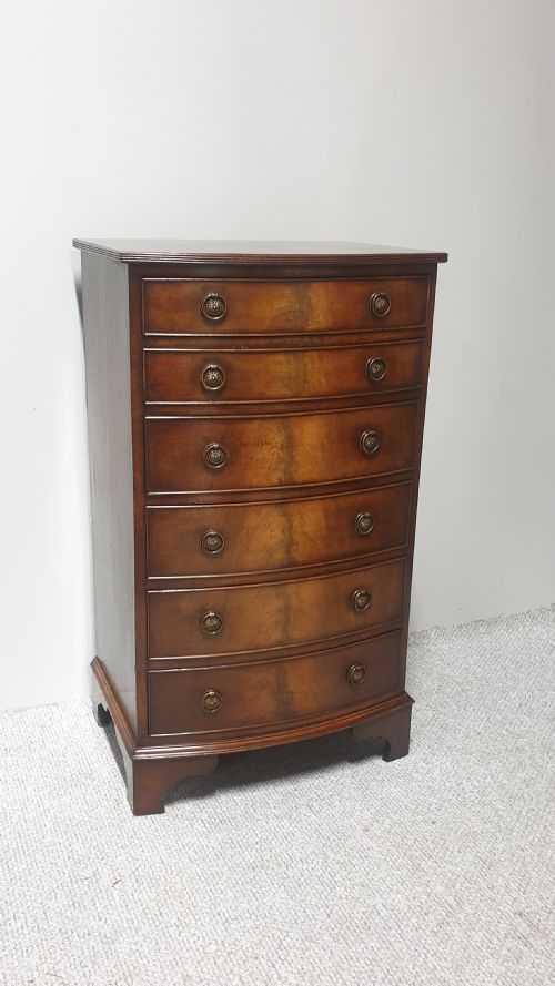 Good Mahogany Bowed Chest of Drawers