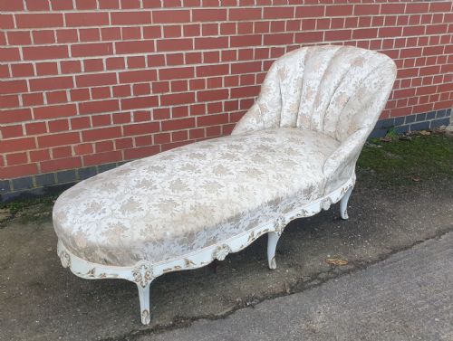 Superb Painted and Parcel Gilt Chaise Day Bed