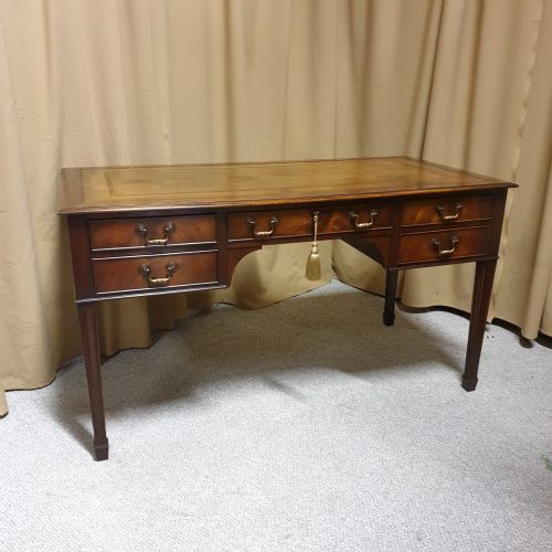 Superb Mahogany Freestanding Desk