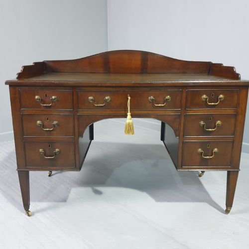 Very  Good Georgian Mahogany Desk