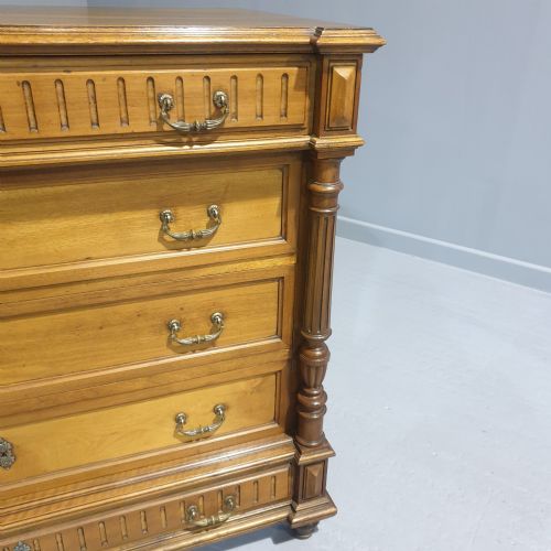 VERY GOOD FRENCH WALNUT CHEST OF DRAWERS - ADDITIONAL PHOTO 4