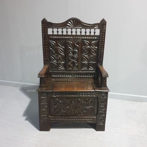 C16th Oak Monks Bench Settle of Small Proportions