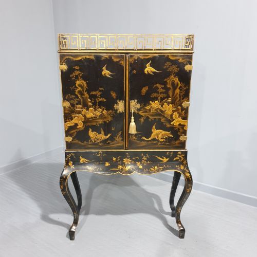 C18th Chinoiserie Laquered Cabinet on Stand