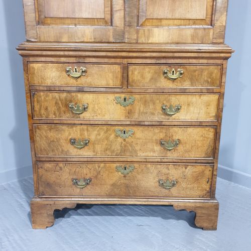 SUPERB GEORGE I WALNUT SECRETAIRE CHEST OF SMALL PROPORTIONS - ADDITIONAL PHOTO 4