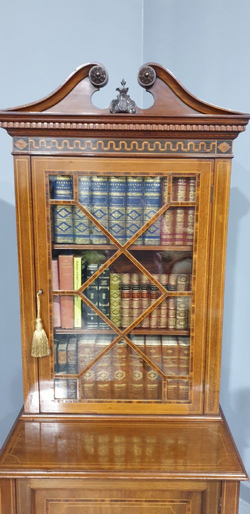 SUPER MAHOGANY BOOKCASE OF SMALL PROPORTIONS - ADDITIONAL PHOTO 1