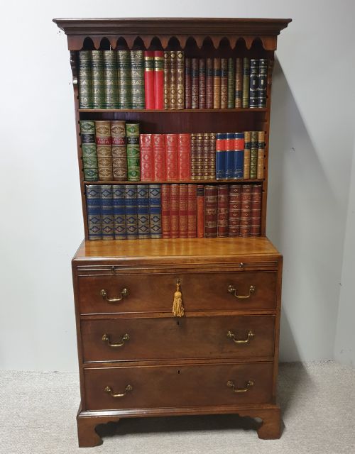 GEORGIAN OPEN BOOKCASE OF SMALL PROPORTIONS - ADDITIONAL PHOTO 1