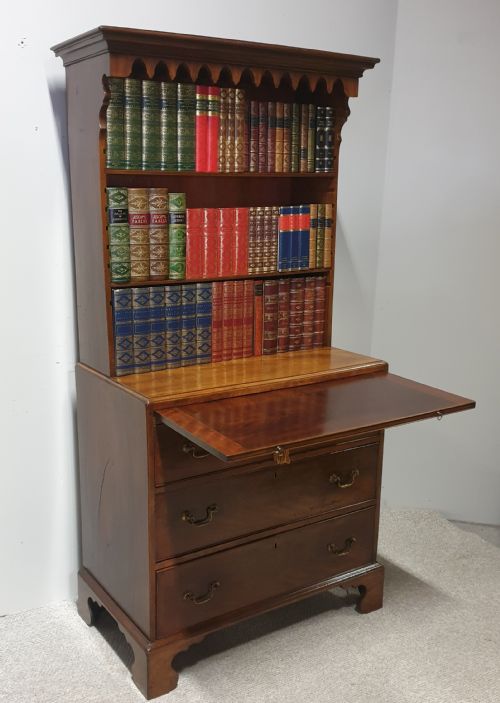 GEORGIAN OPEN BOOKCASE OF SMALL PROPORTIONS - ADDITIONAL PHOTO 3