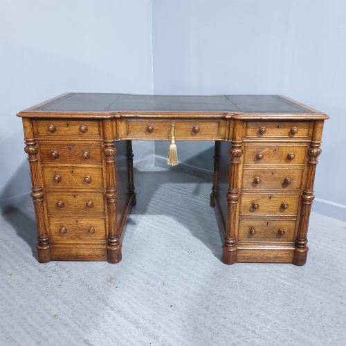 Top Quality Oak Kneehole Desk