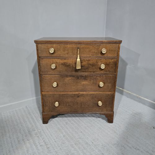Very Good Georgian Oak Chest of Drawers of Small Proportions