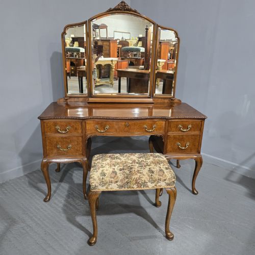 Superb Queen Anne Burr Walnut Dressing Table