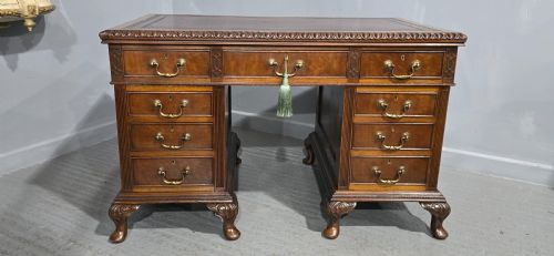 SUPERB CHIPPENDALE MAHOGANY PEDESTAL DESK - ADDITIONAL PHOTO 1