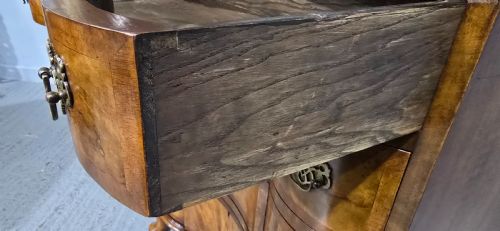 OUTSTANDING CONCAVE WALNUT CHEST OF DRAWERS - ADDITIONAL PHOTO 8