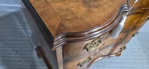 OUTSTANDING CONCAVE WALNUT CHEST OF DRAWERS - ADDITIONAL PHOTO 15