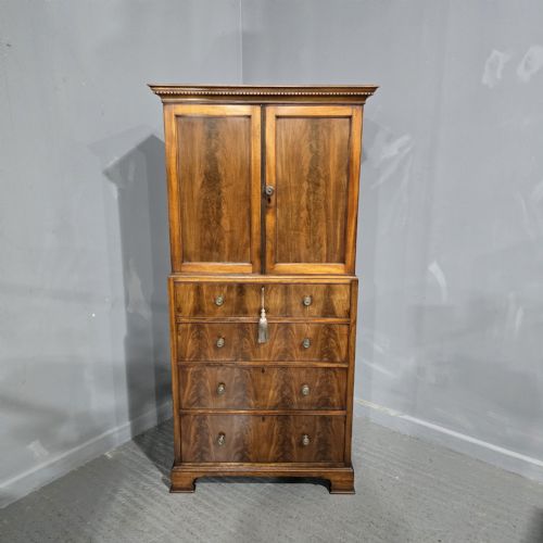 TOP QUALITY MAHOGANY LINEN PRESS OF SMALL PROPORTIONS