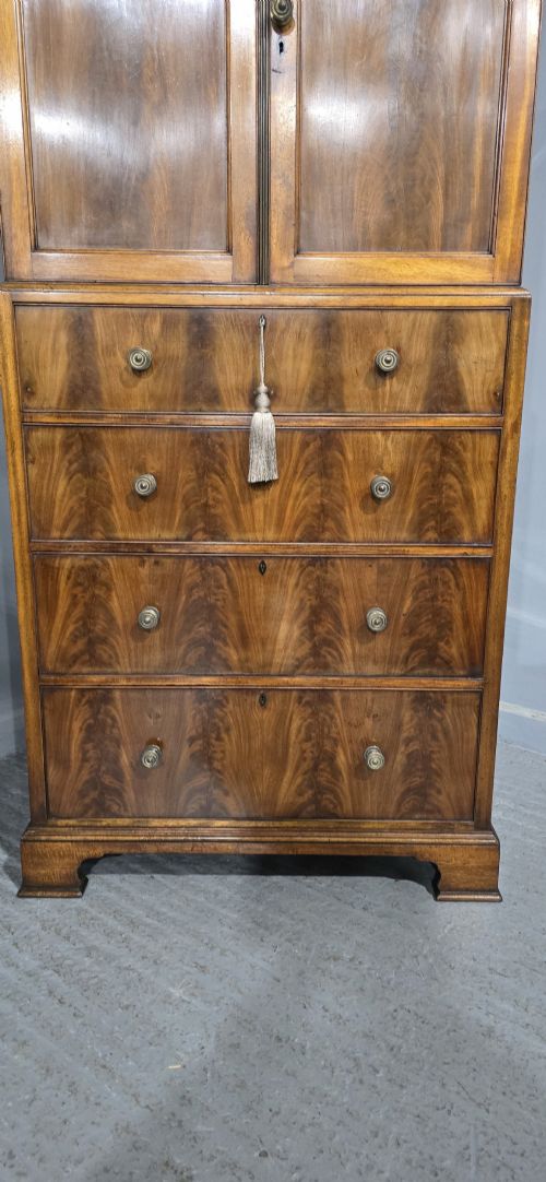 TOP QUALITY MAHOGANY LINEN PRESS OF SMALL PROPORTIONS - ADDITIONAL PHOTO 1