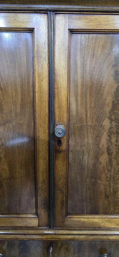 TOP QUALITY MAHOGANY LINEN PRESS OF SMALL PROPORTIONS - ADDITIONAL PHOTO 4