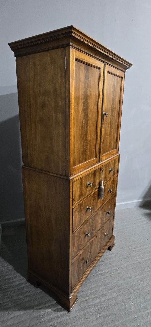 TOP QUALITY MAHOGANY LINEN PRESS OF SMALL PROPORTIONS - ADDITIONAL PHOTO 6