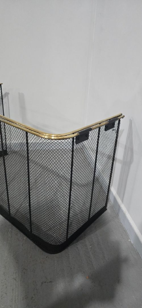 A three-sided black wire mesh fireguard featuring a polished brass rounded top rail and a solid base. View IV