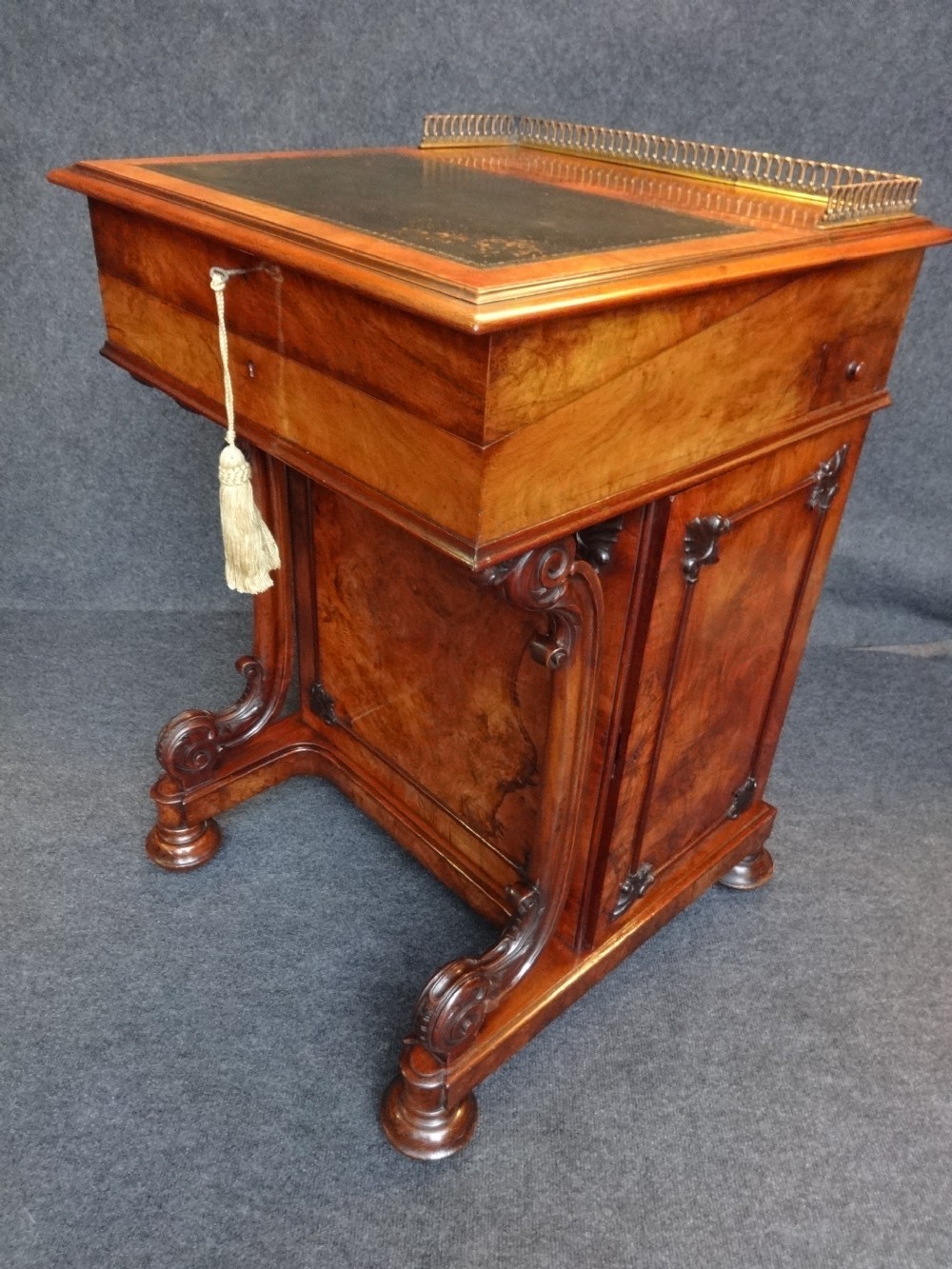 Top quality Burr Walnut Davenport Desk