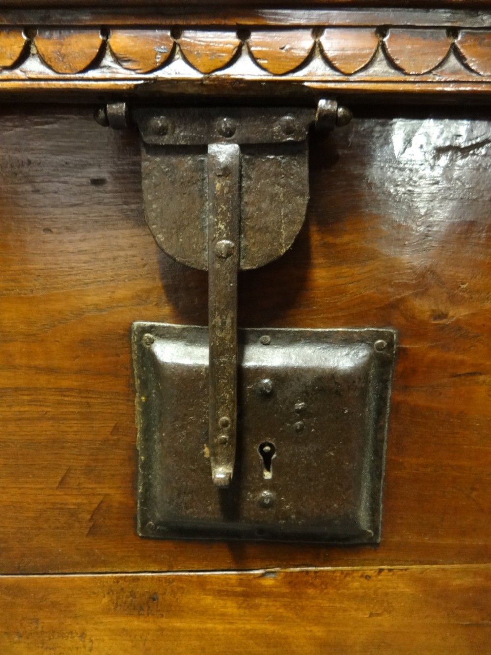 EARLY 19TH CENTURY TEAK ANGLO-INDIAN IRON STRAPPED CHEST – TRUNK View X