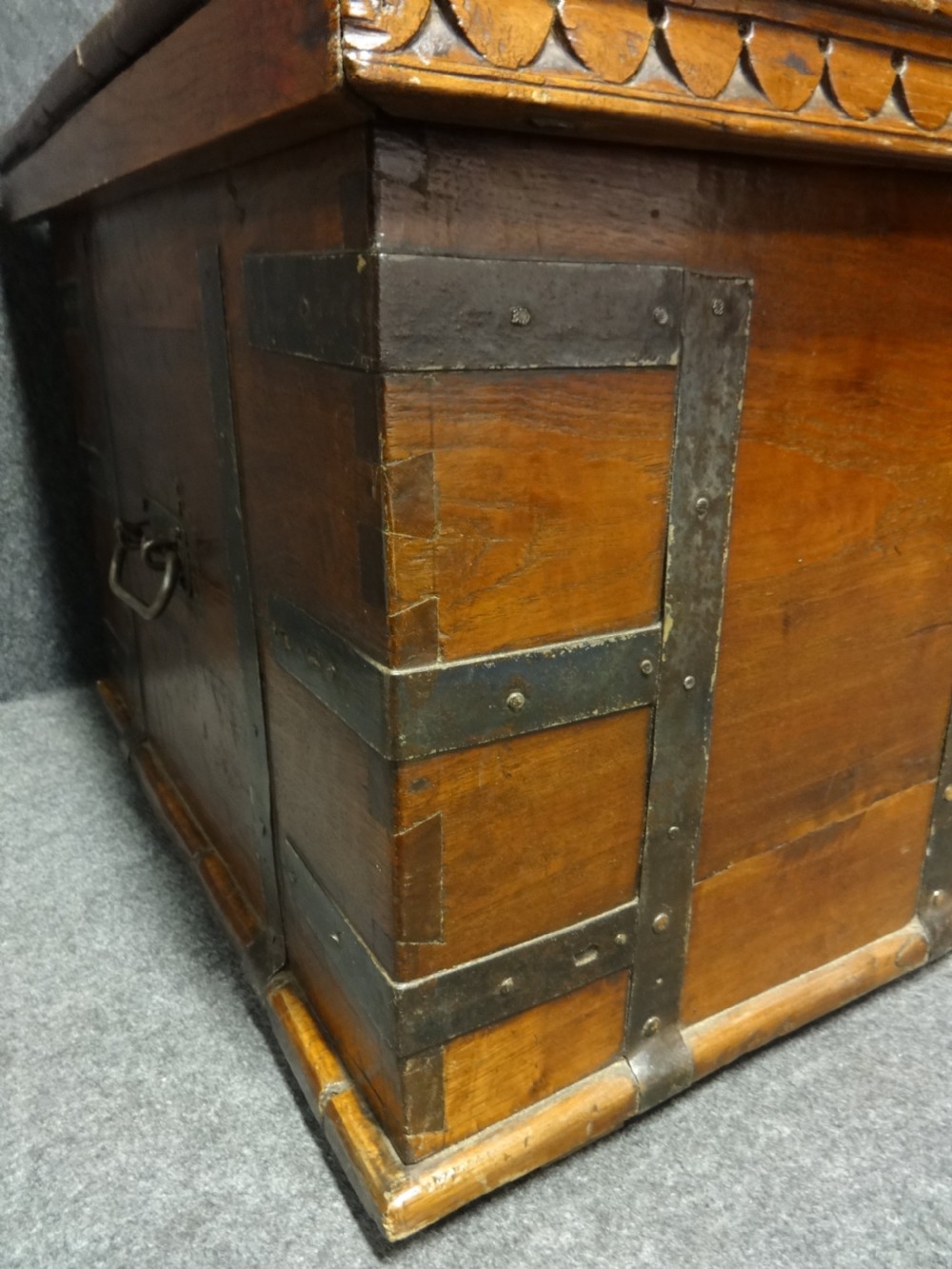 EARLY 19TH CENTURY TEAK ANGLO-INDIAN IRON STRAPPED CHEST – TRUNK View XI
