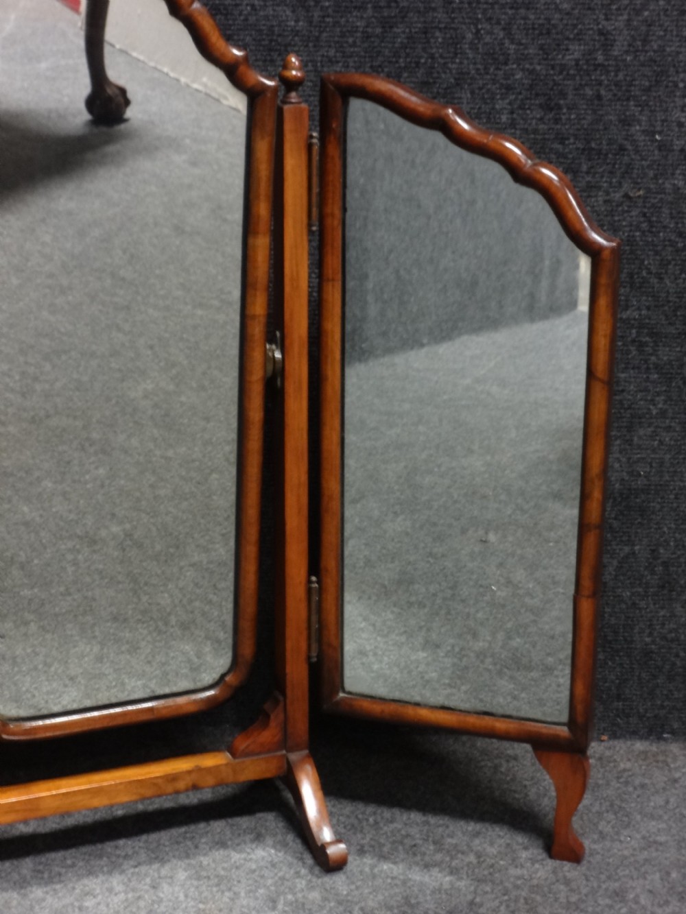 Excellent Quality Burr Walnut Dressing Table with Dressing Mirror View XI