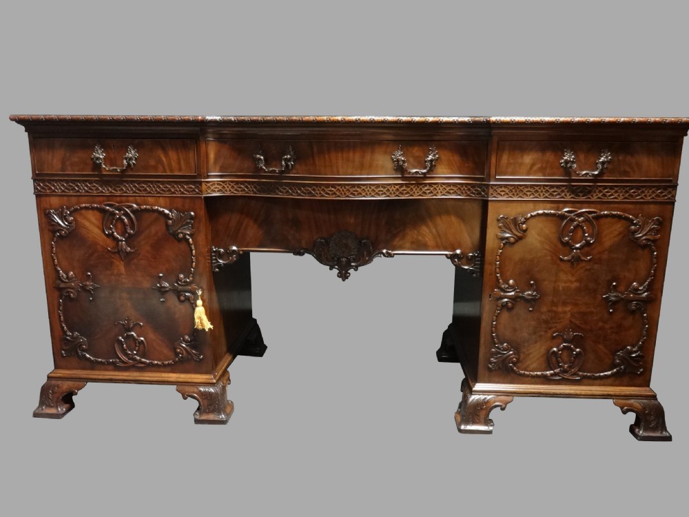Outstanding Serpentine Mahogany Buffett Sideboard
