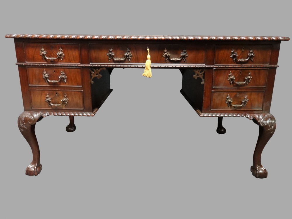 Top quality Mahogany Chippendale Kneehole Desk