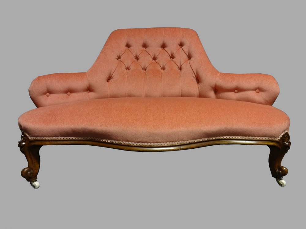 Very Good Victorian Walnut Two Seat Window Couch